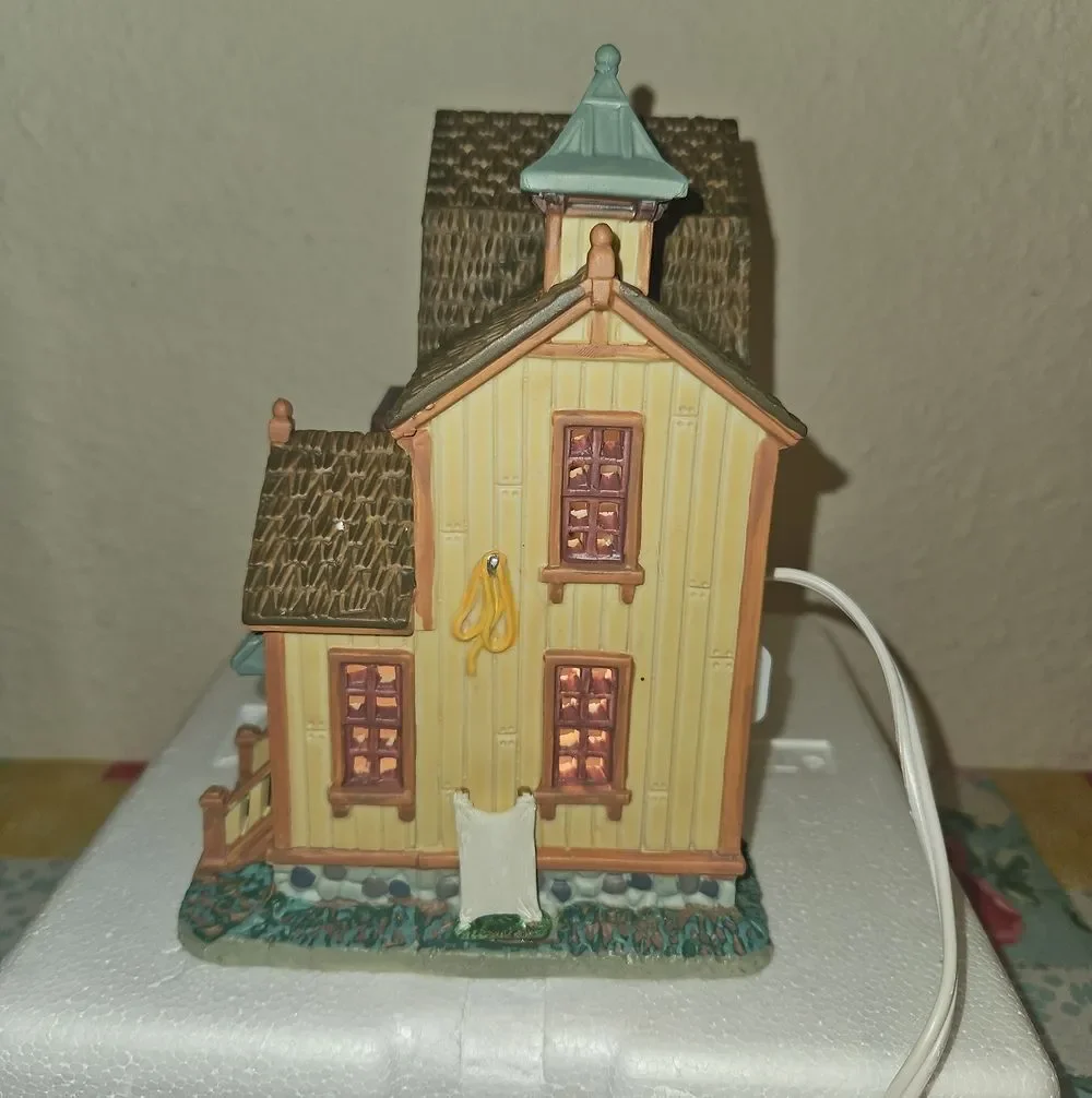 Lemax Countryside Veterinary Lighted Building